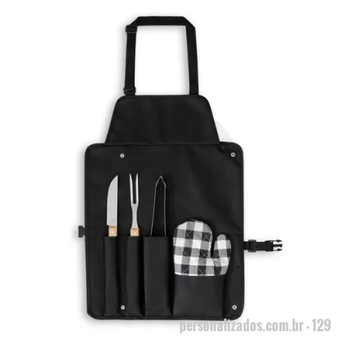 Kit churrasco personalizado - Kit churrasco 4 itens Personalizado .Eleve o padrão dos seus eventos corporativos com o nosso Kit churrasco, um brinde que combina funcionalidade e estilo. Este conjunto é composto por 4 utensílios essenciais: uma faca, um garfo e uma pinça, todos feitos de aço inox e madeira de Seringueira, além de uma luva de cozinha para segurança. O estojo dobrável em 600D é versátil, podendo ser convertido em um avental, garantindo proteção durante o uso. Com dimensões de 130 x 480 mm quando dobrado e fechado, é o brinde perfeito para empresa, ideal para presentear colaboradores e clientes com um toque de apreço e consideração.