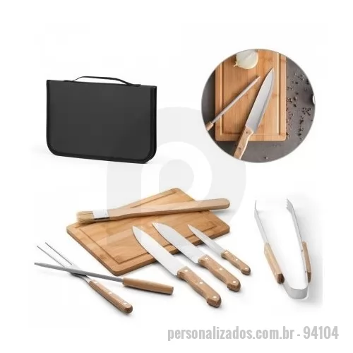 Kit churrasco personalizado - Kit churrasco em estojo de PU e 210D. Composto por tábua em bambu e 7 utensílios em aço inox e madeira de Seringueira: faca japonesa, faca chefe, garfo, pinça, faca pequena, afiador e pincel. Certificação EU Food Grade. A cor e o resultado da impressão nos materiais naturais pode variar entre produtos. Estojo: 250 x 370 x 45 mm | Tábua: 300 x 200 x 11,6 mm