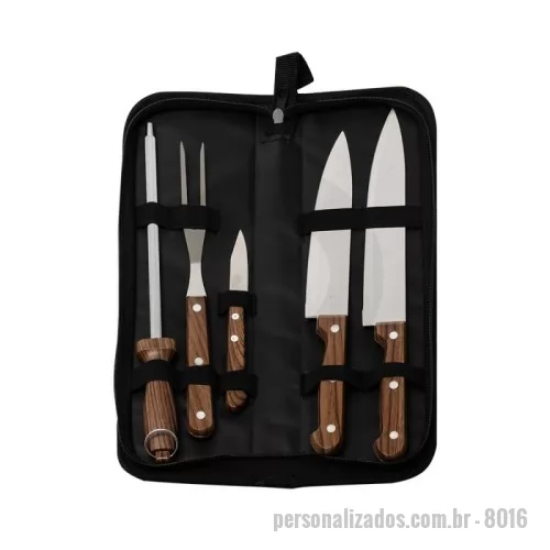 Kit churrasco personalizado - O kit perfeito para os verdadeiros amantes de churrasco! Composto por 5 peças em inox com pegas de madeira, nosso kit inclui três facas, sendo de 7”, 6” e 3” polegadas, além de um garfo e uma chaira, todos acomodados em um prático estojo de nylon, ideal para transportar facilmente para qualquer lugar.