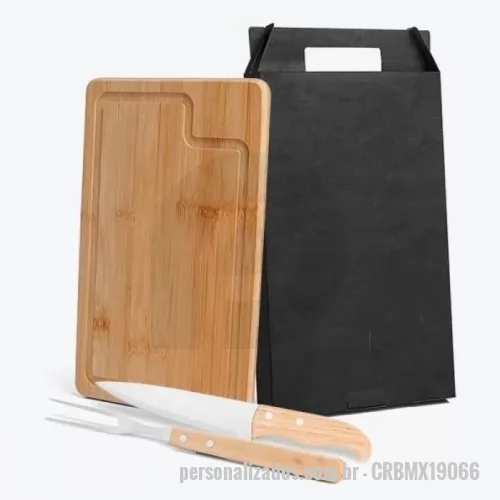 Kit churrasco personalizado - Conj. Para Churrasco Em Bambu / Inox / Madeira - 3 Pçs.Caixa Preta 392x219x42 mm (AxLxP) Uma gravação a Laser na tábua e na lâmina da faca.