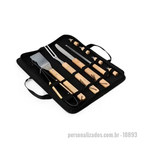 Kit churrasco personalizado - O kit completo para um churrasco perfeito! Este conjunto inclui uma faca de 6,5 polegadas, garfo trinchante, pegador, espátula, chaira e 4 pegadores de petiscos, unindo funcionalidade e qualidade em cada peça. Feitas em aço inoxidável, as peças contam com cabos de madeira, que adicionam um toque rústico e elegante ao design. Tudo isso vem acomodado em um prático estojo de nylon com alças, ideal para transporte e organização de cada item. Para deixar o kit ainda mais especial, ele acompanha uma plaquinha metálica personalizável com verso autoadesivo, perfeita para dar um toque exclusivo a esse conjunto indispensável para amantes de churrasco!