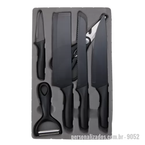 Kit churrasco personalizado - Transforme sua cozinha em um verdadeiro espetáculo com o nosso kit churrasco de 6 peças em inox! Esse conjunto exclusivo une estilo, funcionalidade e qualidade para atender as mais diversas necessidades culinárias. Com lâminas em aço inoxidável de alta durabilidade, cada faca proporciona cortes precisos e eficientes, garantindo uma experiência prática e sem esforço. Além disso, os pegadores oferecem conforto e segurança, mesmo durante o uso prolongado. O design moderno e a cor fosca das peças adicionam um toque de sofisticação a qualquer cozinha, tornando-o um item indispensável tanto para chefs profissionais quanto para amantes da culinária. O conjunto inclui uma faca cutelo com 8?, uma faca de chef com 8?, uma faca de pão 8?, uma faca de aparar com 3,5?, uma tesoura multifunção e um descascador de legumes, itens que garantem versatilidade e desempenho em todas as receitas. Acompanha embalagem de papelão com berço plástico.