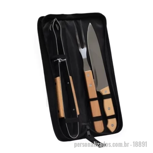 Kit churrasco personalizado - Kit Churrasco 3 Peças  Descrição: O kit essencial para um churrasco perfeito! Composto por uma faca de 8 polegadas, garfo e pegador, este kit combina praticidade e qualidade em um só conjunto. As peças, feitas em aço inoxidável, possuem pegadores de madeira que conferem um toque rústico e elegante. Acomodadas em um estojo de nylon com alça, o kit é fácil de transportar para qualquer lugar. E para torná-lo ainda mais especial, acompanha uma plaquinha metálica personalizável com verso autoadesivo, garantindo exclusividade ao conjunto.  Largura :  8,9 cm  Profundidade :  4,1 cm  Comprimento :  37,6 cm  Medidas aproximadas para gravação (CxL):  Plaquinha 4 cm x 5 cm