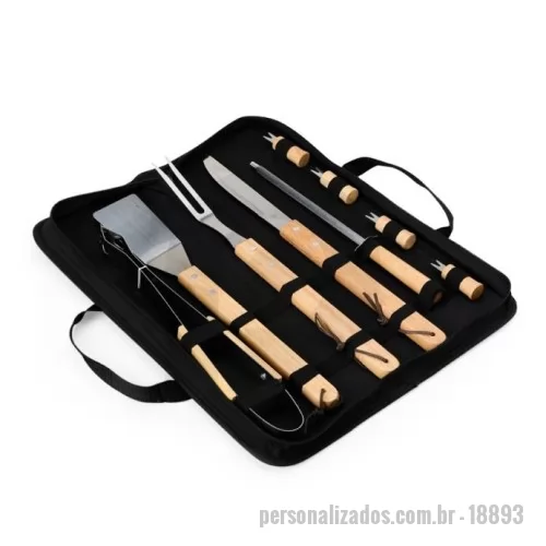Kit churrasco personalizado - Kit Churrasco 9 Peças  Descrição: O kit completo para um churrasco perfeito! Este conjunto inclui uma faca de 6,5 polegadas, garfo trinchante, pegador, espátula, chaira e 4 pegadores de petiscos, unindo funcionalidade e qualidade em cada peça. Feitas em aço inoxidável, as peças contam com cabos de madeira, que adicionam um toque rústico e elegante ao design. Tudo isso vem acomodado em um prático estojo de nylon com alças, ideal para transporte e organização de cada item. Para deixar o kit ainda mais especial, ele acompanha uma plaquinha metálica personalizável com verso autoadesivo, perfeita para dar um toque exclusivo a esse conjunto indispensável para amantes de churrasco!