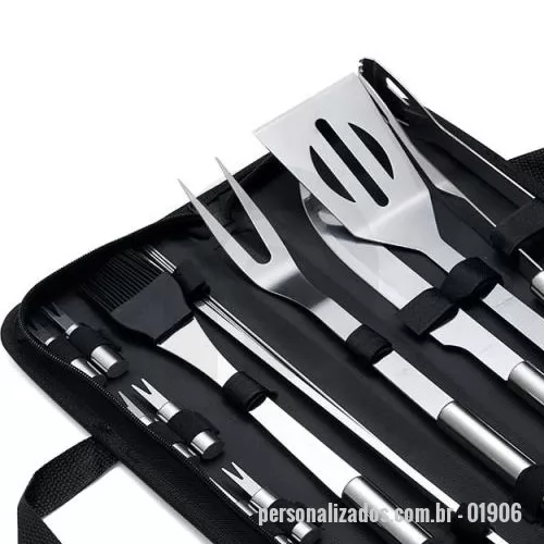 Kit churrasco personalizado - Kit Churrasco 17 Peças em estojo de nylon com alça. Contém: pegador, garfo, espátula, faca, pincel, 4 espetos e 8 garfos pequenos para petiscos. Utensílios de inox com proteções plásticas e parte interna com velcro para fixação das peças, acompanha plaquinha metálica para personalização.
