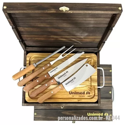 Kit churrasco personalizado - Estojo de madeira envelhecida com tábua, chaira e utensílios de churrasco Tramontina. Gravaçaõ indelével da logo a laser. Um presente tradicional, útil e durável, garantindo a visualização da sua marca por muitos anos. Despachamos com frete pago para todo o Brasil.