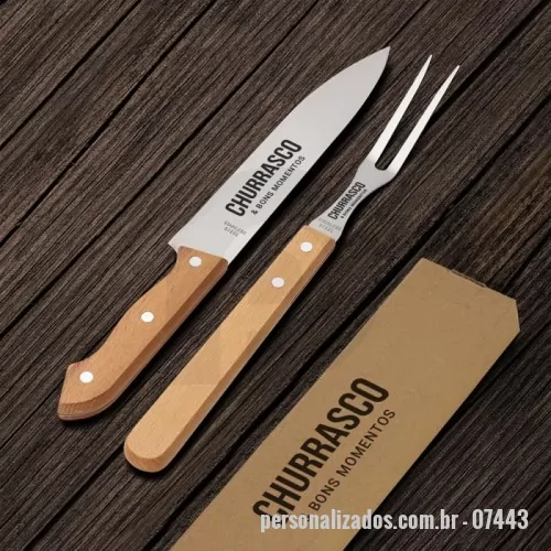 Kit churrasco personalizado - Kit Churrasco 2 Peças  Descrição: Kit churrasco 2 peças. Contém: garfo e faca, acompanha embalagem de kraft.  Altura :  33,9 cm  Largura :  6,7 cm