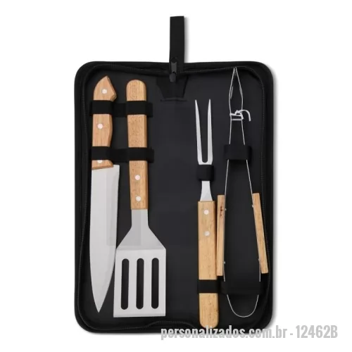 Kit churrasco personalizado - Kit Churrasco 4 Peças  Descrição: Kit churrasco 4 peças em estojo de nylon com alça. Possui: pegador, garfo, faca e espátula de madeira, acompanha plaquinha para personalização, proteções plásticas(faca e garfo) e parte interna com elástico para guardar as peças.