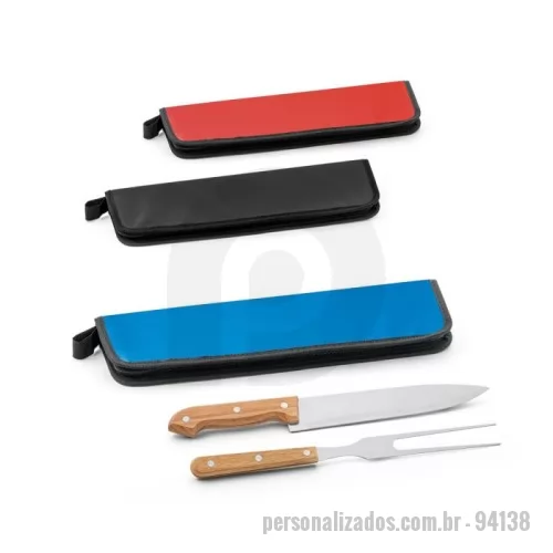 Kit churrasco personalizado -  Kit churrasco em estojo em 210D com 2 utensílios em aço inox e madeira seringueira Kit churrasco em estojo de 210D. Composto por 2 utensílios em aço inox e madeira Seringueira: faca chefe e garfo. Certificação EU Food Grade. Estojo: 350 x 130 x 20 mm