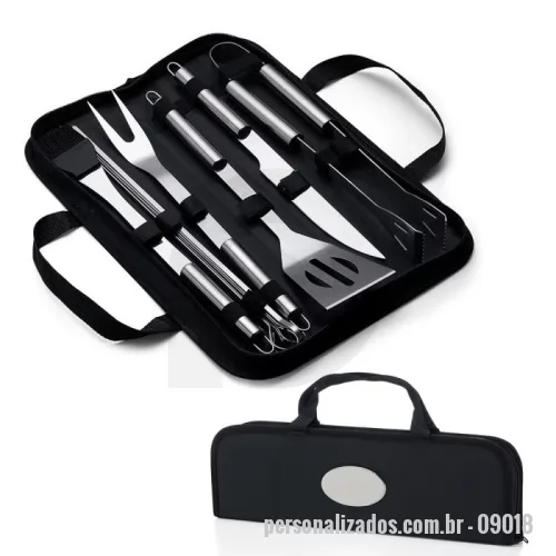 Kit churrasco personalizado - Kit Churrasco 9 Peças em estojo de nylon com alça. Contém: pegador, garfo, espátula, faca, pincel e 4 espetos. Utensílios de inox com proteções plásticas e parte interna com velcro para fixação das peças, acompanha plaquinha metálica para personalização.
