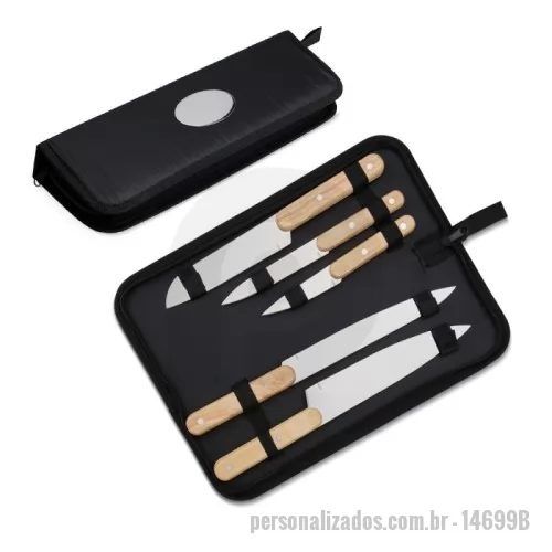 Kit churrasco personalizado - Facas para os mais diversos tipos de cortes. Composto por 5 peças em lâminas em inox com cabos em madeira, proporcionando mais precisão durante os cortes, sendo de 3”, 5”, 7”, 8”, e 9” polegadas, todas acomodadas em um prático estojo de nylon para levá-lo para onde desejar com facilidade. Além disso, acompanha uma plaquinha de metal para uma personalização exclusiva. Com o nosso kit de churrasco, as receitas ficarão ainda mais saborosas e fáceis de fazer.