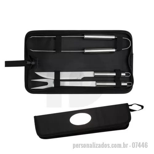 Kit churrasco personalizado - Kit churrasco 3 peças em estojo de nylon com alça. Possui: faca(acompanha proteção plástica), garfo(acompanha proteção plástica), pegador em inox e parte interna com velcro para guardar as peças. Acompanha plaqueta para gravação.