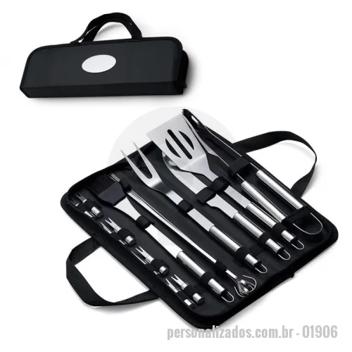 Kit churrasco personalizado - Kit Churrasco 17 Peças em estojo de nylon com alça. Contém: pegador, garfo, espátula, faca, pincel, 4 espetos e 8 garfos pequenos para petiscos. Utensílios de inox com proteções plásticas e parte interna com velcro para fixação das peças, acompanha plaquinha metálica para personalização.