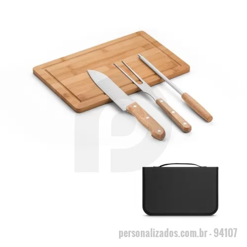 Kit churrasco personalizado - Kit churrasco em estojo de 210D. Composto por tábua em bambu e 3 utensílios em aço inox e madeira de Seringueira: faca japonesa, garfo e afiador. Certificação EU Food Grade. A cor e o resultado da impressão nos materiais naturais pode variar entre produtos. Estojo: 220 x 345 x 30 mm | Tábua: 300 x 200 x 11,6 mm