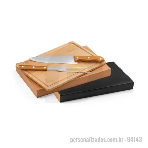 Kit churrasco personalizado - Kit churrasco em caixa kraft de papel reciclado. Composto por tábua em bambu e 2 utensílios em aço inox e bambu: faca chefe e garfo. Certificação EU Food Grade. A cor e o resultado da impressão nos materiais naturais pode variar entre produtos. Caixa: 360 x 210 x 40 mm | Tábua: 300 x 200 x 12 mm