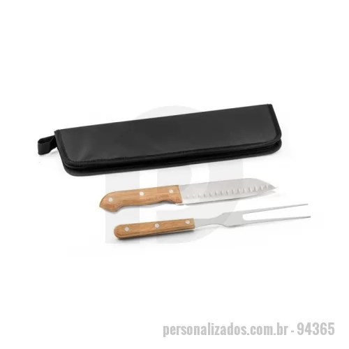 Kit churrasco personalizado - Kit churrasco com estojo em 210D. Composto por 2 utensílios : garfo e faca japonesa em aço inox com cabos em madeira. Certificação EU Food Grade. A cor e o resultado da impressão nos materiais naturais pode variar entre produtos. Garfo: 300 mm | Faca Japonesa: 285 mm | Dimensão da mala: 350x130x20mm