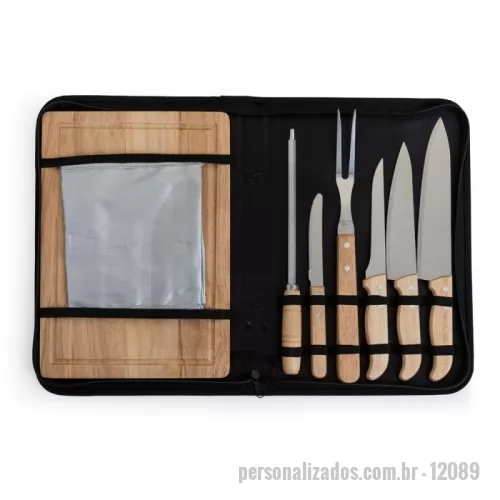Kit churrasco personalizado - Kit churrasco 8 peças com cabo em bambu, lâminas em aço inox e avental de nylon. Acompanha tábua em bambu com canaleta, 3 facas de corte e uma faca de serra cabo, chaira, garfo e avental prata com bolso. Acomodados em uma maleta de nylon preta. Rebites em Aço Inox, um dos mais resistentes à ferrugem e corrosão.
