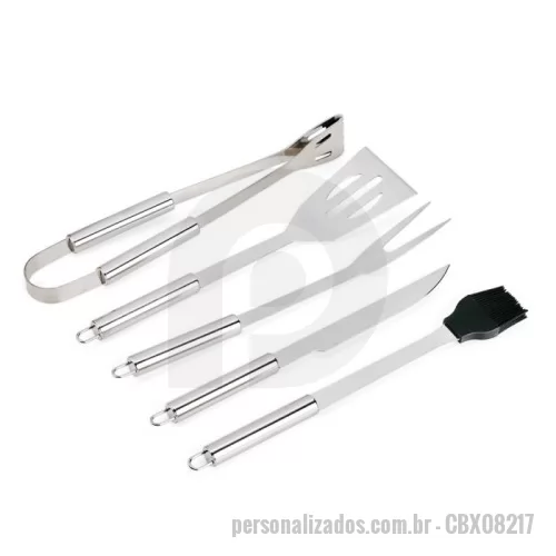 Kit churrasco personalizado - Kit churrasco Personalizado - CBX08217 - Kit Churrasco 5 Peças com Estojo Personalizável Transforme qualquer confraternização em uma experiência completa com este Kit Churrasco 5 peças — ideal para quem valoriza bons momentos ao redor da brasa.  Fabricados em aço inox de alta qualidade, os itens foram pensados para oferecer desempenho e durabilidade no preparo do churrasco perfeito. O kit inclui:  ???? Faca de 6,2