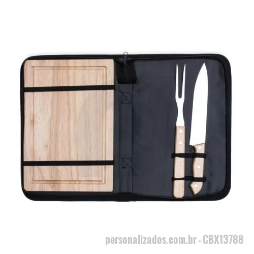 Kit churrasco personalizado - Kit churrasco Personalizado - CBX13788 - Kit Churrasco 3 Peças em Estojo de Nylon com Alça – Praticidade e Estilo  Perfeito para quem ama um bom churrasco, este kit reúne três utensílios essenciais acomodados em um estojo de nylon resistente com alça para transporte. Inclui:  Tábua de madeira com canaleta para escorrer líquidos e facilitar o corte.  Garfo em aço inox, cabo ergonômico com proteção plástica para manuseio seguro (33,1?cm x 2,5?cm).  Faca em aço inox, lâmina afiada e cabo confortável, também protegida por capa plástica (33?cm x 3,9?cm).  O interior do estojo conta com tiras elásticas que fixam cada peça no lugar, evitando movimentos durante o transporte. Acompanha proteções plásticas individuais para lâmina e garfo, garantindo segurança e organização.  Especificações do Estojo:  Dimensões: 36,5?cm (A) x 25?cm (L)  Área para gravação: 22,9?cm x 34,7?cm  Peso aproximado: 994?g - 176095 - Kit churrasco