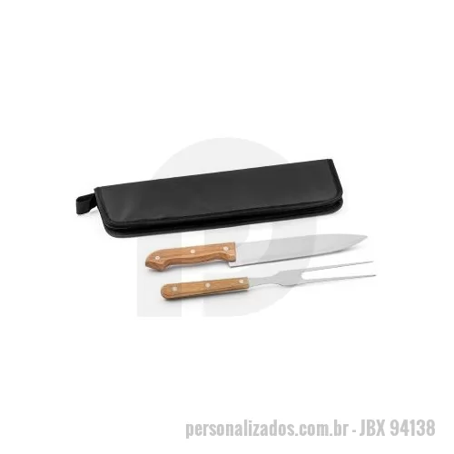 Kit churrasco personalizado - Kit churrasco em estojo de 210D. Composto por 2 utensílios em aço inox e madeira Seringueira: faca chefe e garfo. Certificação EU Food Grade. Estojo: 350 x 130 x 20 mm