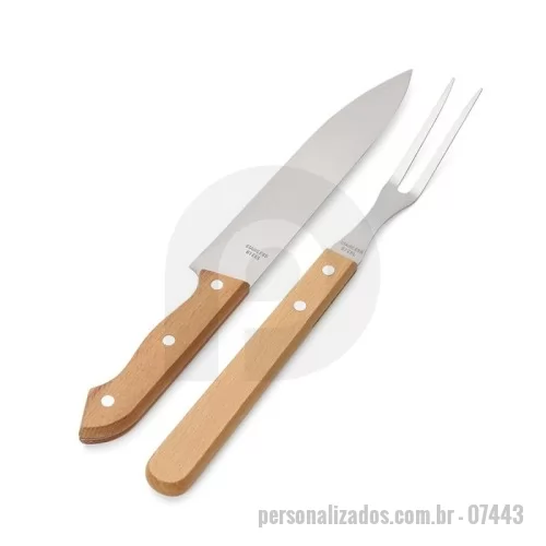 Kit churrasco personalizado - Kit churrasco Personalizado - 07443 - Kit churrasco 2 peças. Contém: garfo e faca, acompanha embalagem de kraft.  Altura :  33,9 cm  Largura :  6,7 cm  Medidas aproximadas para gravação (CxL):  11,5 cm x 1,5 cm  Peso aproximado (g):  216 - 176691 - Kit churrasco