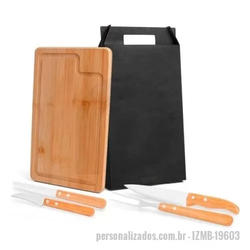 Kit churrasco personalizado - Conjunto composto por uma tábua retangular em tripla camada invertida de Bambu com sulco; faca 7” e faca 3” de legumes em Bambu/Inox; garfo trinchante e faca 4” de frutas em Madeira/Inox.