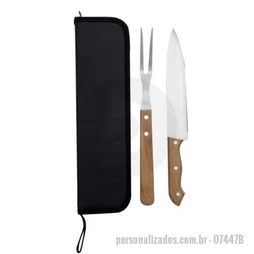 Kit churrasco personalizado - Kit churrasco Personalizado - 07447B - Kit Churrasco 2 Peças com Estojo – Praticidade e Estilo para os Amantes do Churrasco  Descrição: Kit churrasco composto por 2 peças, sendo uma faca e um garfo, acomodados em estojo com alça para transporte. O interior possui elásticos de fixação que garantem segurança e organização dos utensílios durante o uso e armazenamento.  Especificações: Contém: 1 faca e 1 garfo Estojo com alça para transporte e fixação interna por elástico  Compacto e elegante, é a escolha ideal para presentear, personalizar ou utilizar em momentos de lazer e confraternização. - 178097 - Kit churrasco