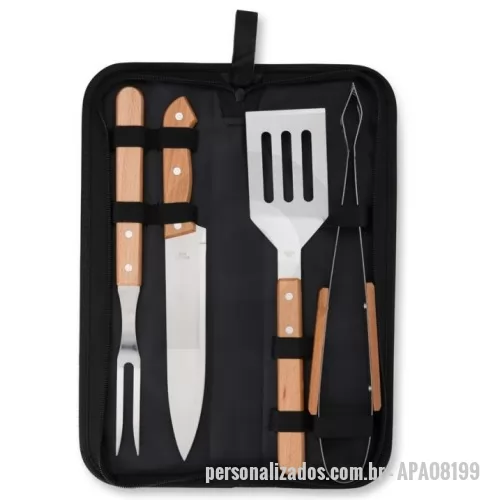Kit churrasco personalizado - Espátula, garfo, pegador e faca de 7 polegadas, todas em aço inox com cabos de madeira, acomodadas em um estojo de nylon que facilita o armazenamento e transporte. Para maior exclusividade, acompanha uma plaquinha metálica personalizável com verso autoadesivo.  Largura: 12,1 cm Espessura: 4,7 cm Comprimento: 38,8 cm Peso aproximado (g): 593 Medidas aproximadas para gravação (CxL): Estojo: 9 cm x 34 cm /Plaquinha: 3,5 cm x 7 cm