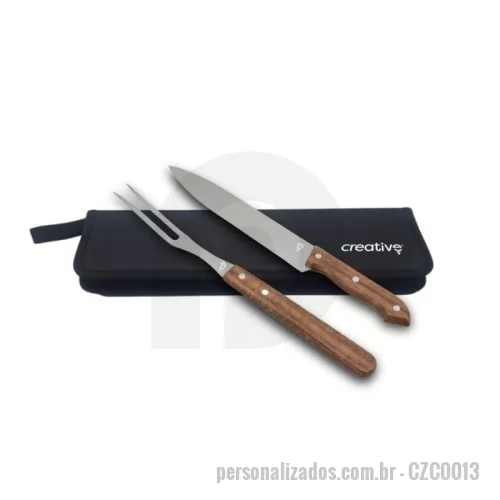 Kit churrasco personalizado - Kit para churrasco com 2 peças e estojo. O garfo e a faca possuem lâminas em aço inox de alta resistência e cabos anatômicos que garantem firmeza e conforto durante o uso. O estojo facilita o armazenamento e transporte, mantendo o conjunto organizado para o preparo e serviço durante o churrasco.