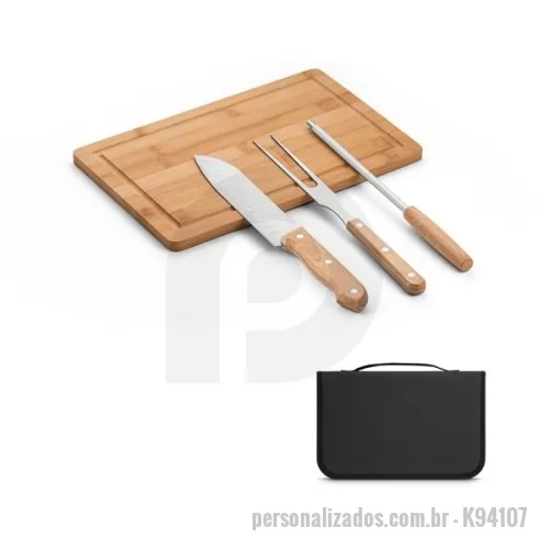 Kit churrasco personalizado - Kit churrasco em estojo de 210D. Composto por tábua em bambu e 3 utensílios em aço inox e madeira de Seringueira: faca japonesa, garfo e afiador. Próprio para contato com alimento. Por ser um produto composto por materiais naturais, a cor e tamanho do produto e o resultado da impressão podem variar entre produtos. Gravação da logomarca em 1 cor já inclusa.