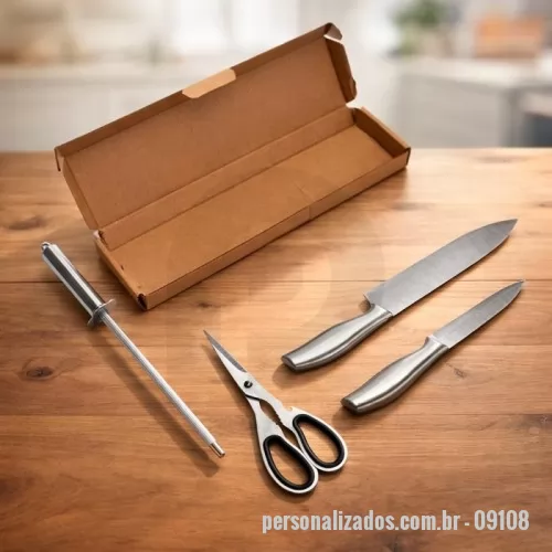 Kit churrasco personalizado - Kit churrasco Personalizado - 09108 - Kit churrasco formado por quatro itens em inox: uma faca de 8 polegadas, uma faca de 5 polegadas, uma chaira e uma tesoura com detalhes emborrachados no cabo. Acompanha embalagem em papelão. - 179186 - Kit churrasco