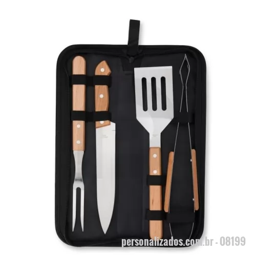 Kit churrasco personalizado - Kit churrasco Personalizado - 08199 - kit  com quatro peças essenciais: espátula, garfo, pegador e faca de 7 polegadas, todas em aço inox com cabos de madeira, acomodadas em um estojo de nylon que facilita o armazenamento e transporte.  - 179190 - Kit churrasco