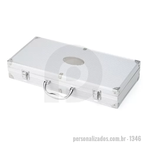 Kit churrasco personalizado - it churrasco 10 peças em maleta de alumínio com travas de segurança e placa central para personalização. Contém: espátula, pegador, escova para grelha, faca, pincel, garfo e quatro espetos, parte interna da maleta com revestimento em TNT e suportes de velcro para fixação das peças.