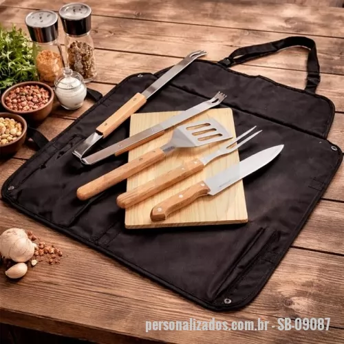 Kit churrasco personalizado - Descrição: Kit para churrasco composto por seis peças: avental em Oxford com fechamento em engate plástico, que pode ser dobrado e utilizado como estojo, com alças de mão e bolsos multiuso; tábua em madeira de pinho; e quatro utensílios em inox com cabos em madeira, incluindo garfo de duas pontas, espátula, pegador e faca com lâmina de 8 polegadas.