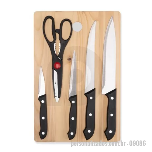 Kit churrasco personalizado - Kit churrasco 6 peças composto por tábua em madeira de pinho, tesoura multiuso e 4 facas em aço inox com cabos em PP resistente. Ideal para brindes corporativos, presentes personalizados, ações promocionais e kits gourmet. Possui excelente área para gravação na tábua, proporcionando alta valorização da marca.  Contém:  1 tábua em madeira 1 tesoura multiuso 4 facas em inox nos tamanhos 3”, 4”, 6” e 8”  Material: Madeira de pinho, aço inox e polipropileno (PP).