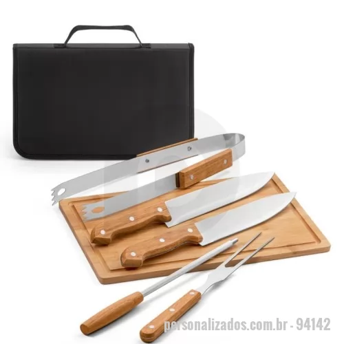 Kit churrasco personalizado - it churrasco em estojo de 210D. Composto por tábua em bambu e 5 utensílios em aço inox e madeira de Seringueira: faca chefe, faca média, pinça, garfo e afiador. Certificação EU Food Grade. A cor e o resultado da impressão nos materiais naturais pode variar entre produtos. Estojo: 350 x 230 x 40 mm