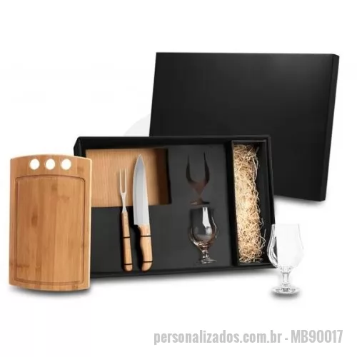Kit churrasco personalizado - Conjunto para Churrasco/Cerveja; Acompanha tábua com três furos em Bambu; faca 8'' e garfo em Bambu/Inox; Duas taças de Cerveja em vidro; Espaço para garrafa com palha (NÃO ACOMPANHA GARRAFA). Como cortesia, na faca 8