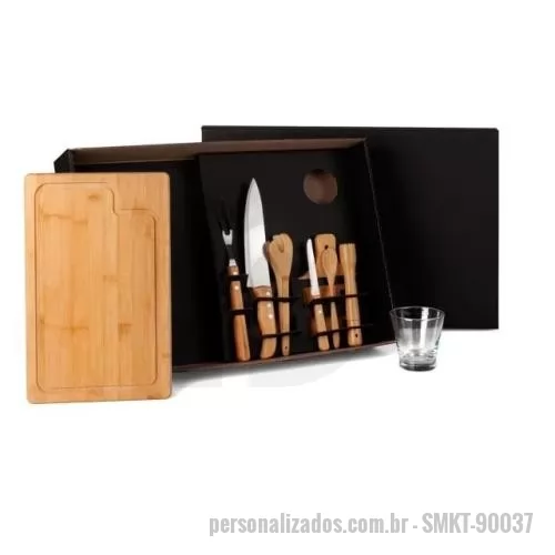 Kit churrasco personalizado - SMKT-90037 Kit para Churrasco e Caipirinha. Composto por tábua para Churrasco, tábua para Caipirinha, socador, colher de 18cm e pegador em Bambu; garfo trinchante, faca 8