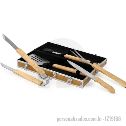 Kit churrasco personalizado - Kit para churrasco composto por cinco peças em inox com cabo em madeira de carvalho: faca com lâmina de 8 polegadas, espátula com cerdas de silicone, garfo de duas pontas, pegador de alimentos e uma espátula multiuso com lâminas serradas laterais e abridor de garrafas embutido. Acompanha maleta com acabamento amadeirado com detalhes em alumínio e trava de segurança para fechamento, além de revestimento interno em tecido Oxford e suportes em velcro para fixação dos itens.  Altura :  15,9 cm  Largura :  42,9 cm  Profundidade :  8,2 cm