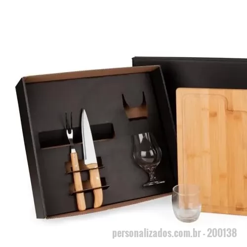Kit churrasco personalizado - Kit para Churrasco/Cerveja/Whisky. Composto por tábua para Churrasco em Bambu, faca 7? em Bambu/Inox, garfo trinchante em Madeira/Inox, taça para Cerveja e copo para Whisky em vidro. Estão perfeitamente acomodados em uma caixa para presentear.