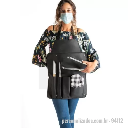 Kit churrasco personalizado - 	Kit churrasco composto por 4 utensílios: faca, garfo e pinça em aço inox e madeira de Seringueira e uma luva de cozinha. O estojo dobrável em 600D pode ser convertível em avental para sua proteção. Próprio para contato com alimento. Dobrado e fechado: 130 x 480 mm