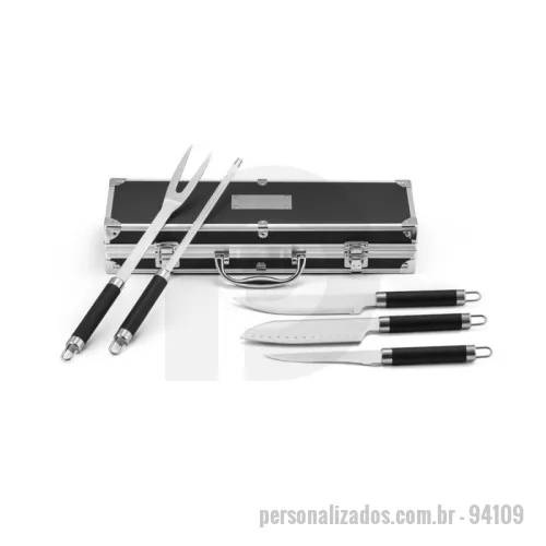 Kit churrasco personalizado - 	Kit churrasco em estojo de alumínio. Composto por 5 utensílios em aço inox e alumínio: faca chefe, faca japonesa, faca boning, garfo e afiador. Próprio para contato com alimento. Estojo: 385 x 120 x 69 mm | Placa: 75 x 35 mm