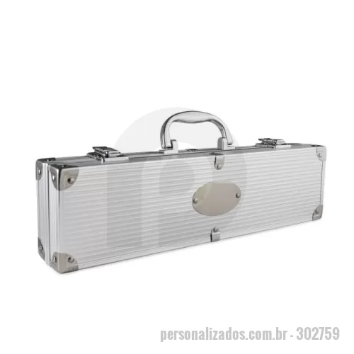 Kit churrasco personalizado - 	Prepare churrascos deliciosos com nosso kit de três peças, ideal para quem busca qualidade e precisão no preparo de carnes e outros alimentos. O conjunto inclui uma pinça, um garfo e uma faca de sete polegadas, acompanhados de uma elegante maleta de alumínio com plaquinha para personalização, garantindo mais exclusividade e organização.