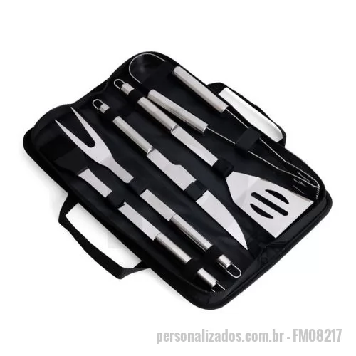 Kit churrasco personalizado - Descrição: Kit churrasco com cinco peças em inox. O conjunto inclui: uma faca de 6 polegadas, um garfo, uma espátula, um pincel com cerdas de silicone e um pegador. Acompanha estojo em nylon com um par de alças para transporte e placa metálica personalizável com verso autoadesivo para fixação.  Altura :  4,5 cm  Largura :  11 cm  Comprimento :  38,5 cm  Medidas aproximadas para gravação (CxL):  7 cm x 12 cm (estojo) - 2 cm x 8 cm (plaquinha)  Peso aproximado (g):  662