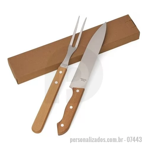 Kit churrasco personalizado - Kit churrasco 2 peças. Contém: garfo e faca, acompanha embalagem de kraft.  Altura: 33,9 cm Largura: 6,7 cm Medidas aproximadas para gravação: (CxL): 11,5 cm x 1,5 cm Material: Madeira e INOX Medidas Garfo (A x L): 32,5 cm x 2,5 cm Medidas Faca (A x L): 33 cm x 3,6 cm