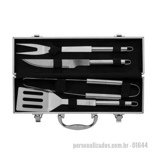 Kit churrasco personalizado - Kit para churrasco composto por quatro peças em inox: faca com lâmina de 8 polegadas, garfo de duas pontas, espátula e pegador de alimentos. O conjunto é acondicionado em uma maleta em alumínio com trava de segurança para fechamento, além de revestimento interno em TNT e suportes em velcro para fixação dos itens.  Altura: 13,1 cm Largura: 6,9 cm Comprimento: 38 cm Medidas aproximadas para gravação: (CxL): Plaquinha da maleta (A x L): 3 cm x 5 cm Cabo faca (A x L): 1,3 cm x 10,2 cm Cabo espátula (A x L): 1,3 cm x 10,2 cm Cabo pegador (A x L): 1,3 cm x 10,2 cm Faca (A x L): 32,2 cm x 2,2 cm Garfo de duas pontas (A x L): 33,7 cm x 3,3 cm Espátula (A x L): 35 cm x 7 cm Pegador de alimentos (A x L): 33,6 cm x 4,4 cm Maleta do kit (A x L x P): 12,6 cm x 38 cm x 5,5 cm