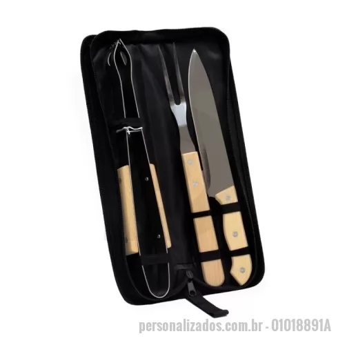 Kit churrasco personalizado - Kit churrasco formado por três itens em inox e detalhes em madeira: faca de 8 polegadas, um garfo de duas pontas e um pegador de alimentos, todos acomodados em um estojo em nylon com alça para transporte. Acompanha plaquinha adesiva personalizável.