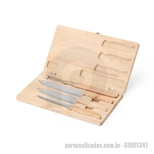 Kit churrasco personalizado - Kit churrasco 4 peças em estojo de madeira. Contém três facas e um garfo de inox com pegadores de madeira.