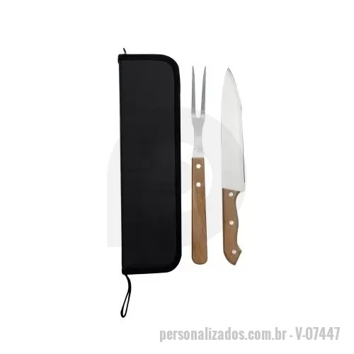 Kit churrasco personalizado - Kit Churrasco 2 Peças contendo: faca e garfo. Estojo com alça para transporte e área interna com elástico de fixação para os utensílios.  Medidas, peso e tonalidades podem variar pois o mesmo modelo é produzido por diversos fabricantes.