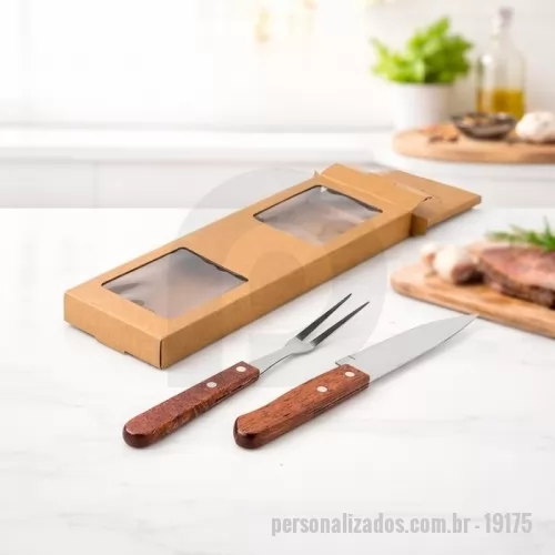 Kit churrasco personalizado - Kit para churrasco composto por garfo de duas pontas e faca com lâmina de 6 polegadas, ambos as peças em inox com cabo de madeira de faia. Acompanha embalagem em papelão com visor em plástico para acomodação das peças.  Altura :  31 cm  Largura :  10,6 cm  Profundidade :  2,6 cm